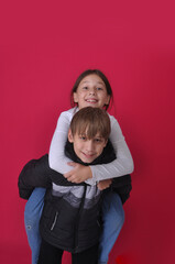 irmãos menino e menina se divertindo juntos, amor em família, feliz dia das crianças 