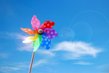 buntes windrad vor blauem himmel