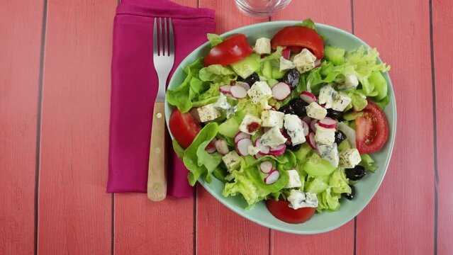 assiette de salade compos&eacute;e au fromage feta, en gros plan