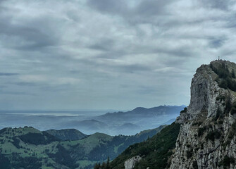 Fototapeta na wymiar Gipfel des Breitenstein mit Blick ins Chiemgau und zum Chiemsee, Alpen, Bayern, Deutschland