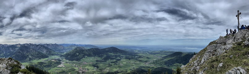 Bergwanderer am Breitenstein-Westgipfel (Bockstein) mit Panorama-Blick, Bayern, Deutschland, Alpen