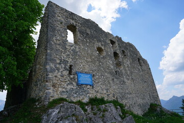 Burgmauer in den Bergen des Allgäus