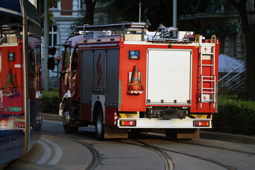 Pojazd straży pożarnej ja sygnale przez skrzyżowanie do pożaru mieszkania. 