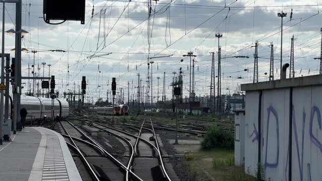 Zug verl&auml;sst Bahnhof