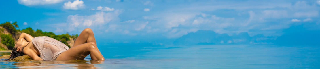 Frau am Strand im Wasser