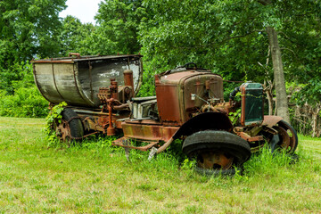 Obraz premium old rusty farm truck