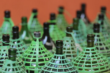 Sequência de garrafões de cachaça em um alambique artesanal em Paraty, cidade intitulada Patrimônio Mundial pela UNESCO. - obrazy, fototapety, plakaty