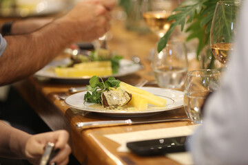 Carne de sol suculenta, mandioca cozida e salada de agrião