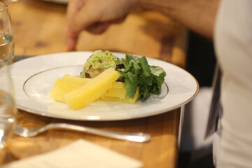 Carne de sol suculenta, mandioca cozida e couve refogada.