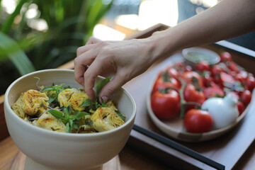 Uma linda tigela de cerâmica artesanal repleta de corações de alcachofra, servidos com requinte em um evento social. Uma combinação perfeita de sabores e texturas, preparada com cuidado e capricho.
