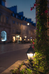 Dekoracyjna świecąca latarenka stojąca na parapecie w zabytkowej części miasta © af-mar