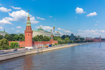 Obraz premium View of Kremlin with Vodovzvodnaya tower, Grand Kremlin Palace from repaired Bolshoy Kamenny Bridgein Moscow city on sunny summer day