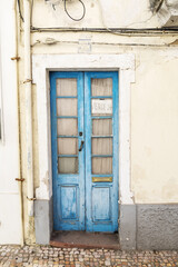 Fototapeta na wymiar old blue door in building