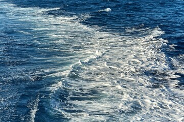 Waves with foam splasing in sea water