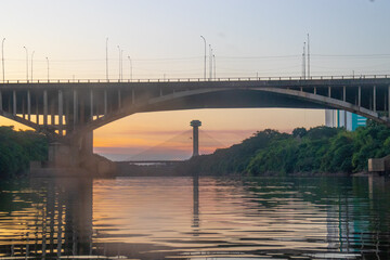 Fototapeta na wymiar ponte estaida e ponte JK (Jucelino kubitschek ) vistas do meio do rio poti em Teresina 
