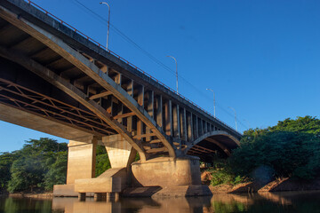 ponte JK (Jucelino kubitschek )  vistas do meio do rio poti em Teresina 