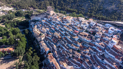 Obraz premium Vista panorámica de Alcalá del Júcar, un precioso pueblo deAlbacete, en Castilla la Mancha (España)