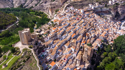 Obraz premium Vista panorámica de Alcalá del Júcar, un precioso pueblo deAlbacete, en Castilla la Mancha (España)