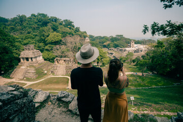 couple in Mayan ruins in Palenque, Chiapas, Mexico - may 2023 - obrazy, fototapety, plakaty