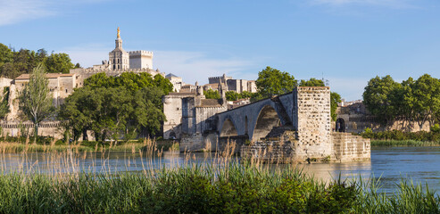 „Pont Saint-Bénézet“ oder auch „Point d’Avignon“ genannt mit dem „Palais des Papes“ im Hintergrund, Avignon, Frankreich, Europa.