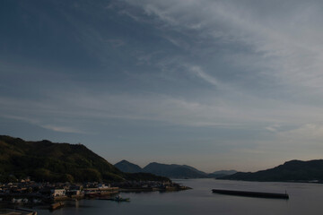 薄い雲が広がる夕暮れの空