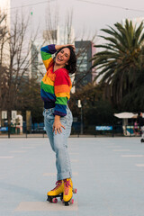 chica latina sonriente con polera de arcoíris y patines estilo 80s 90s disfrutando del día.