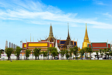 Naklejka premium Grand Palace with green grass and blue sky in Bangkok Thailand