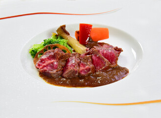フレンチ料理　牛フィレステーキ　温野菜添え