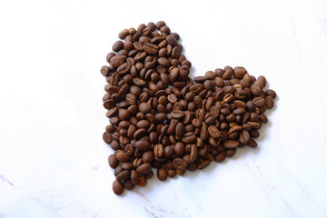 Photo top view heart shape roasted coffee beans with copy space