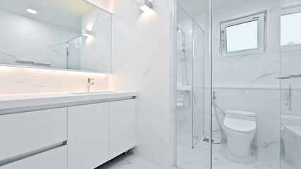 The bathroom has a luxurious and elegant hotel feeling by using only white color materials