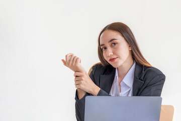 Naklejka premium A successful business woman sitting in the office Using a laptop to work so hard that it hurts her wrists