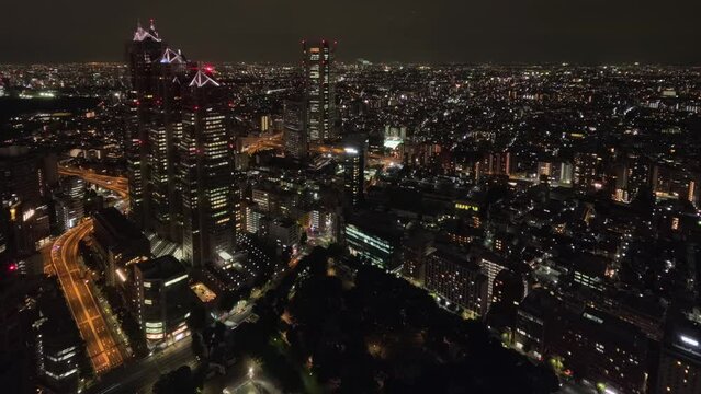 遠くまで灯りが広がる東京の夜景。東京都庁舎の展望室から撮影したタイムラプス映像。
