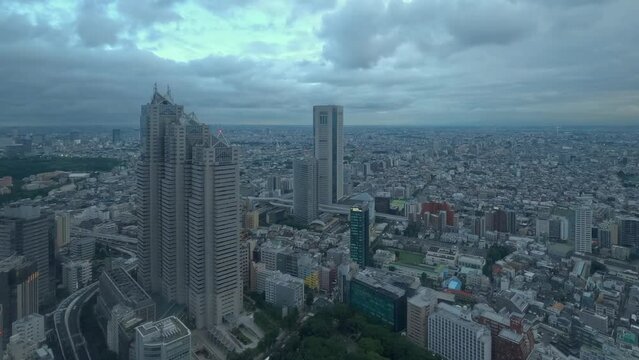 雲に覆われた東京の風景。夕方に撮影したタイムラプス動画。