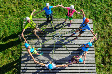 Teambuilding im Hochseilgarten- die Verbundenheit in der Gruppe fördern