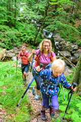 Junge Familie beim Wandern in den Oberstdorfer Bergen
