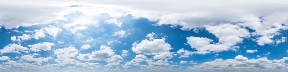 Nahtloses Panorama mit weiß-blauem Himmel in 360-Grad-Ansicht mit schöner Cumulus-Bewölkung zur Verwendung in 3D-Grafiken als Himmelskuppel oder zur Nachbearbeitung von Drohnenaufnahmen
