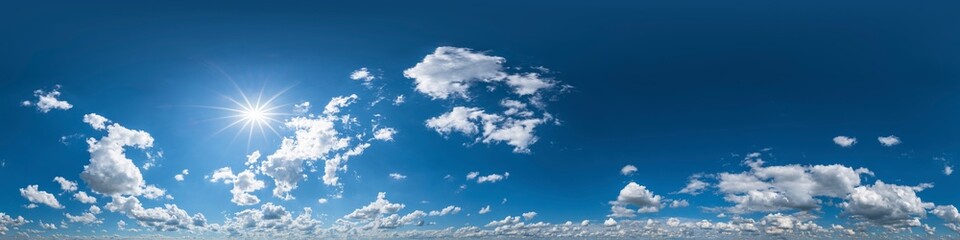  Nahtloses Panorama mit blau-weißem Himmel 360-Grad-Ansicht mit schönen Cumulus-Wolken zur Verwendung in 3D-Grafiken als Himmelskuppel oder zur Nachbearbeitung von Drohnenaufnahmen
