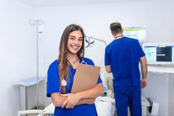 Obraz premium Medical professionals standing in patients room. concept of health protection. Successful team of medical doctors are taking care of patient.