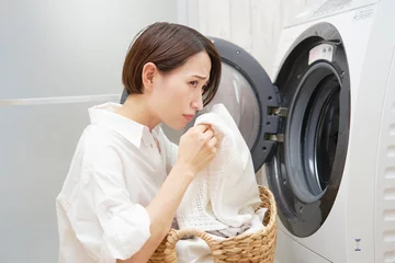 Foto op Canvas 洗濯物の臭い匂いがするミドルエイジ女性 © siro46