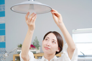 電球を交換する女性
