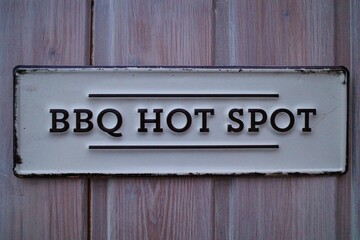 Schild mit Aufschrift BBQ Hot Spot