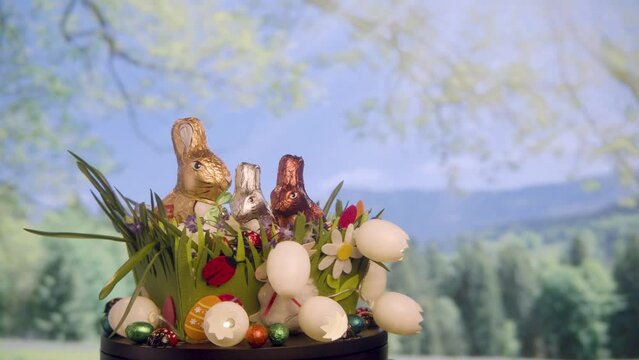 ein Osterkorb mit Drehung