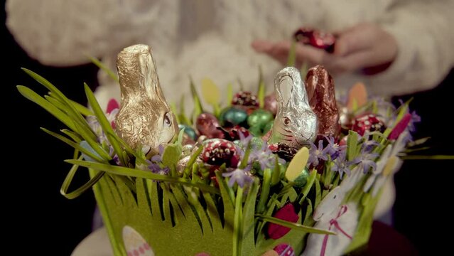 ein Osterkorb wird mit S&uuml;&szlig;igkeiten dekoriert