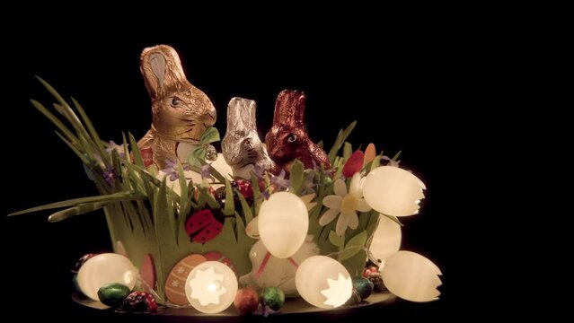 Standbild eines Osterkorbes vor Schwarz