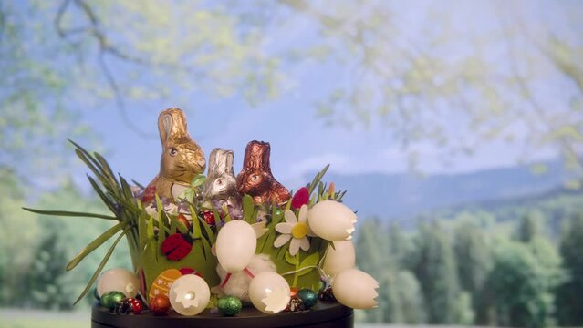 ein Osterkorb steht unter einem Baum