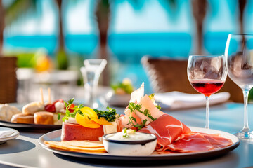 Plato de alimentos en mesa de restaurante de lujo con vistas al mar.Desayuno saludable de verano.Concepto de almuerzo mediterráneo en hotel de costa - obrazy, fototapety, plakaty