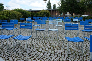 FU 2021-08-01 Rheinpark 67 Auf dem Platz stehen blaue Stühle