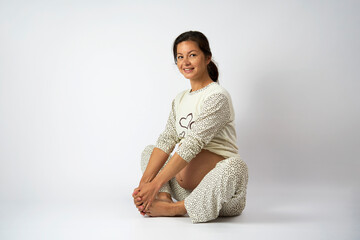 Obraz premium Happy pregnant woman on white background with copy space