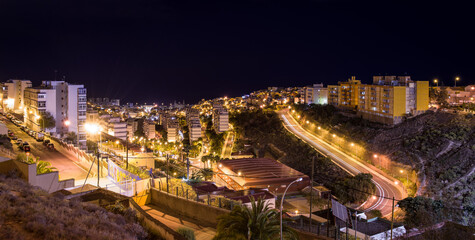 Fototapeta na wymiar fotografia nocturna de la ciudad de Las Palmas, en la Isla de Gran Canaria, España