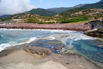 La costa di Tentizzos a Bosa